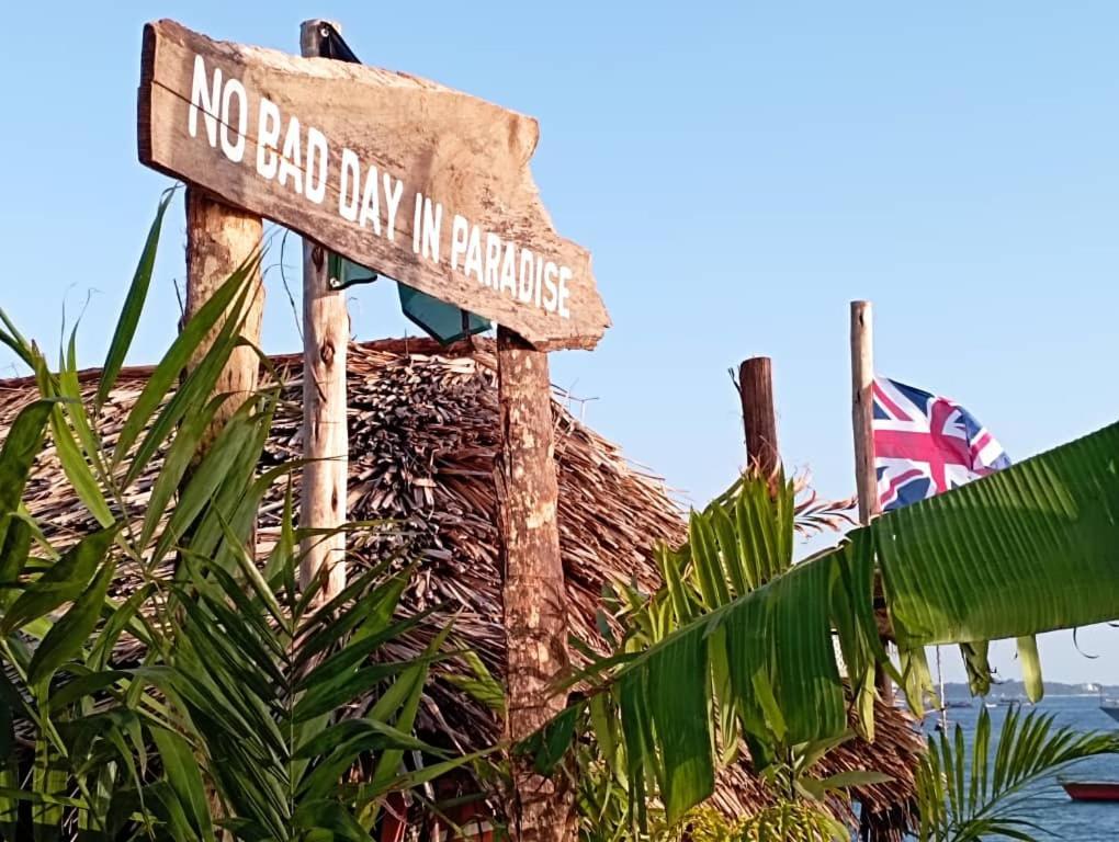 Dreamer's Island Floating Bungalows Hotel en barco