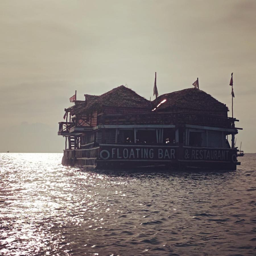 Dreamer's Island Floating Bungalows Hotel en barco